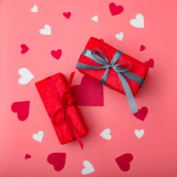 Zwei Geschenke Zum Valentinstag Schachteln Roter Verpackung Auf Rosa Hintergrund — Stockfoto