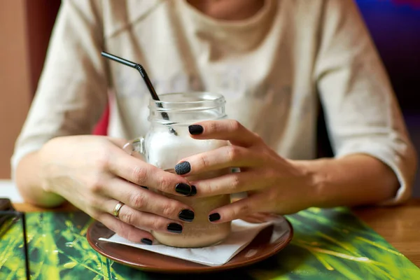 Mujer Bebiendo Cóctel Paja Café — Foto de Stock