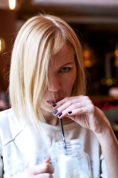 Vrouw Die Een Cocktail Drinkt Uit Een Rietje Een Café — Stockfoto
