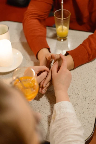カフェの手に女性と男性の手 ロマンチックな出会い — ストック写真