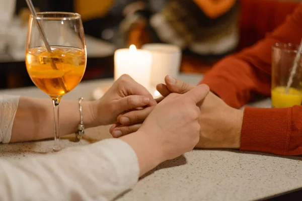 カフェの手に女性と男性の手 ロマンチックな出会い — ストック写真