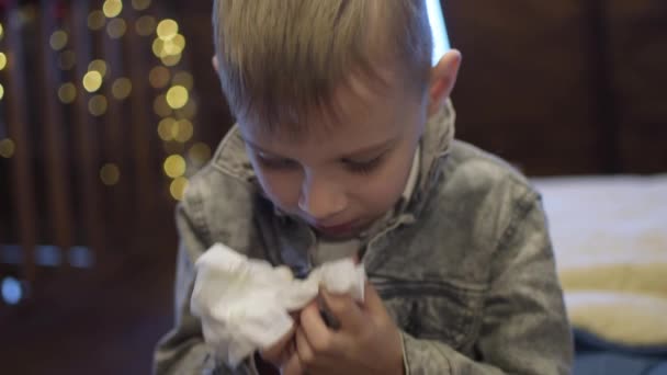 Ein Kleiner Junge Wischt Sich Mit Einem Papiertaschentuch Die Nase — Stockvideo