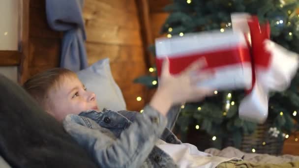Dziecko Jest Szczęśliwe Prezentem Nowy Rok Boże Narodzenie Chłopak Trzyma — Wideo stockowe