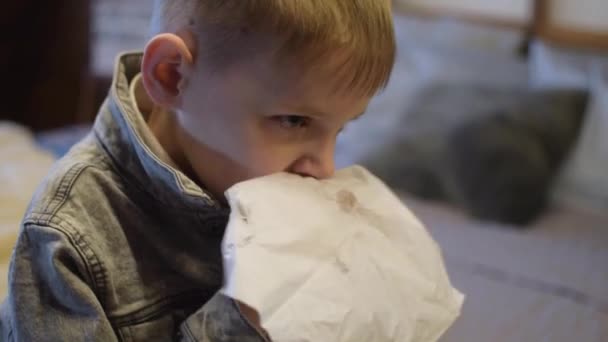 Мальчик Вытирает Нос Носовым Платком — стоковое видео