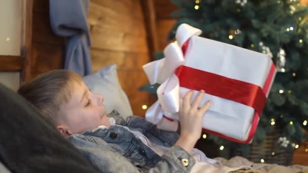 Dziecko Jest Szczęśliwe Prezentem Nowy Rok Boże Narodzenie Chłopak Trzyma — Wideo stockowe