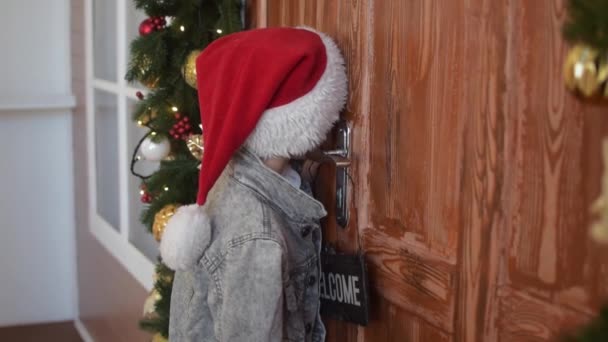 Menino Está Esperando Ano Novo Papai Noel Espreita Pelo Buraco — Vídeo de Stock