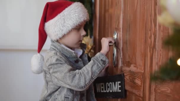 Дверь Приветственным Знаком Закрыта Мальчик Новогодней Шляпе Пытается Открыть — стоковое видео