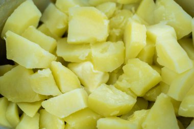 Bir tencerede tereyağlı haşlanmış patates..