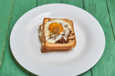 Kızarmış ekmek, kıyma, yumurta ve baharatlı sandviç..