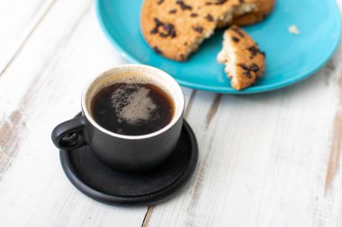 Bir fincan kahve ve çikolatalı kurabiye..