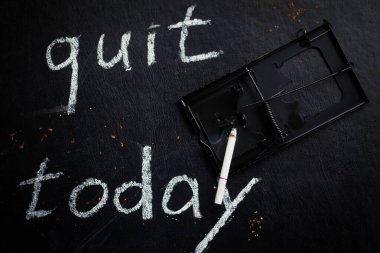 Bugün sigara içmeyi bırak. Sigara ve yazıtlı fare kapanı. Bugün istifa et..