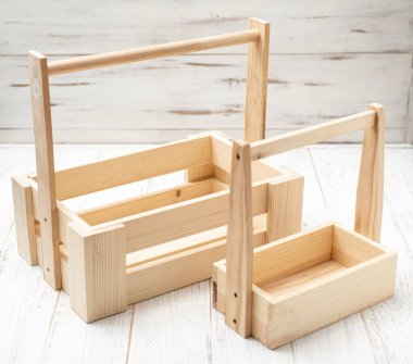 Hafif arka planda ahşaptan yapılmış iki kutu. Doğal malzemelerden yapılmış dekoratif kutular.