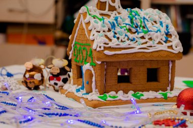 2021 numaralı zencefilli kek evi. Yeni yıla hazırlanıyorum, Noel 'e.