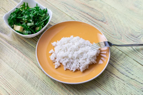 Ahşap Zemin Üzerinde Beyaz Haşlanmış Pirinç Sebze Salatası Sağlıklı Gıda — Stok fotoğraf