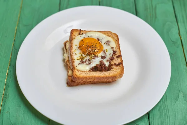 Сэндвич Мясом Яйцом Приправами — стоковое фото