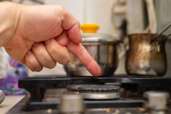 Finger Points Dirty Stove — Stock Photo, Image