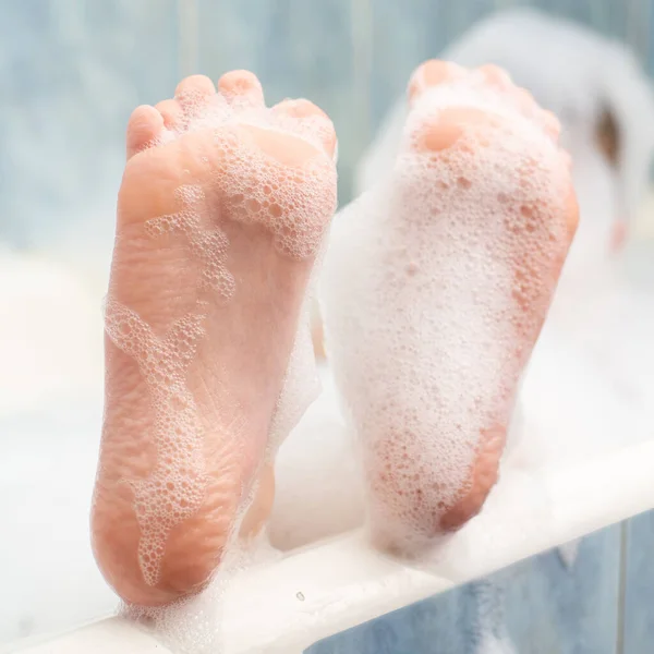 Pés Bebê Espuma Banho Higiene Conceito Limpeza — Fotografia de Stock