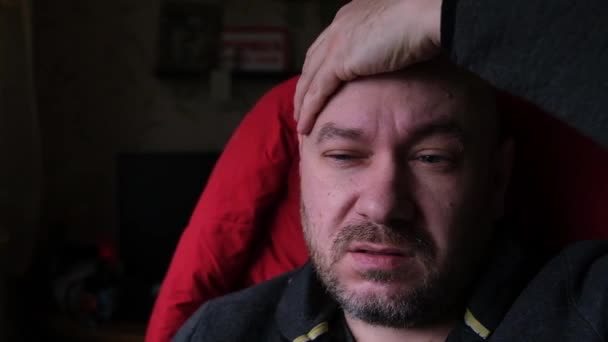 Uomo Con Espressione Facciale Quando Sente Male Mal Testa Accarezza — Video Stock