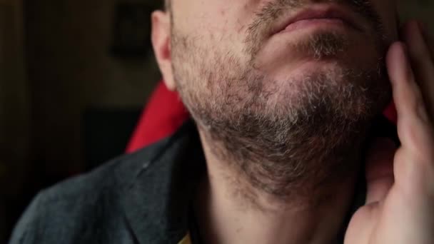Pria Itu Memiliki Leher Yang Belum Dicukur Jenggot — Stok Video