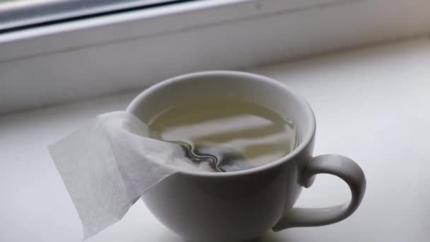 Theezakje Een Kopje Kokend Water Komt Stoom Aan Thee Zetten — Stockvideo