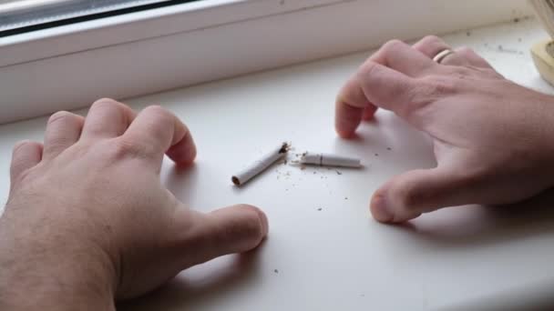 戒烟的概念 破碎的香烟前面 双手紧张地移动着 — 图库视频影像