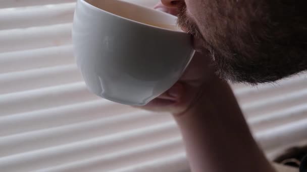 Neoholený Muž Pije Čaj Okna Zavřeného Žaluziemi — Stock video