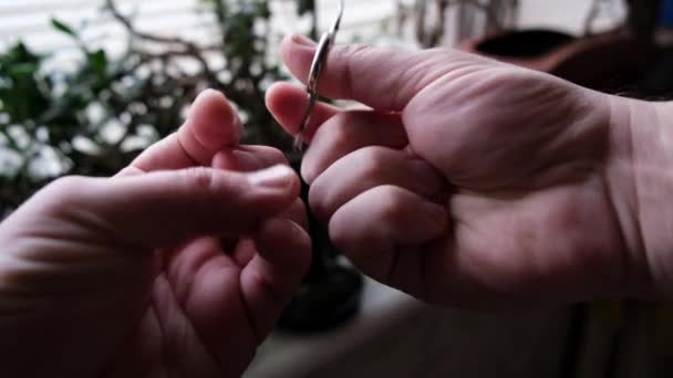 Man Knipt Zijn Nagels Met Een Schaar Wrijft Zijn Handpalmen — Stockvideo