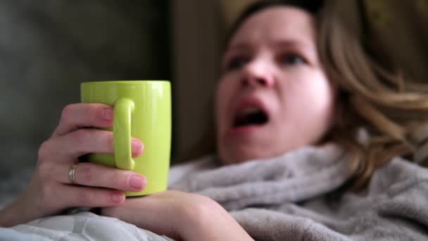 Vrouw Met Een Kopje Koffie Geeuwt Bed Ochtend — Stockvideo