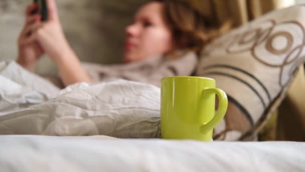 Ένα Φλιτζάνι Καφέ Πρωί Στο Κρεβάτι Μιας Γυναίκας — Αρχείο Βίντεο