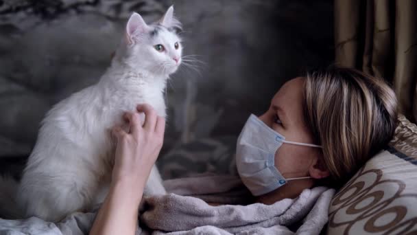 Donna Malata Maschera Protettiva Medica Gatto Bianco Letto Quarantena Concetto — Video Stock