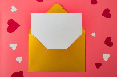 Aşk mektubu. Kırmızı arka planda altın bir zarf ve kalpler. Metnin için yer.