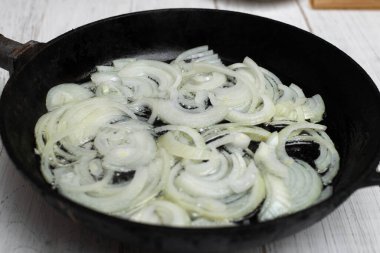 Tavada kızarmış soğan. Yemek malzemeleri..