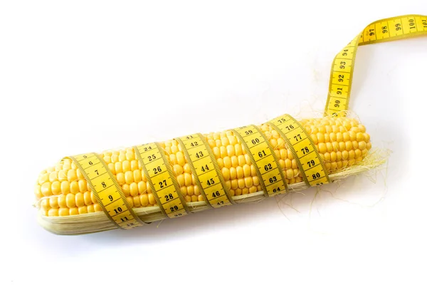 全体のトウモロコシと白い背景にセンチメートル 健康食品 減量の概念 — ストック写真