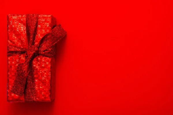 Подарок Красной Упаковке Красном Фоне Рождество Подарок День Святого Валентина — стоковое фото
