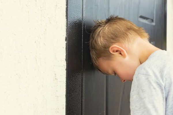 Niño Frente Una Puerta Cerrada — Foto de Stock