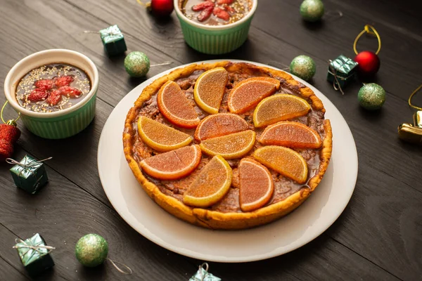 Kürbiskuchen Süße Desserts Und Weihnachtsspielzeug Auf Schwarzem Hintergrund — Stockfoto