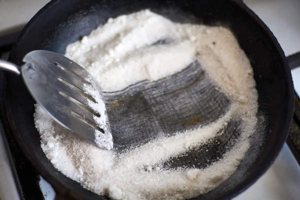 Assar Calcinando Uma Panela Ferro Fundido Com Sal Preparação Para — Fotografia de Stock