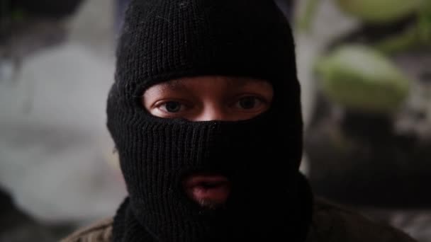 一个戴着强盗面具的男人说话 看着摄像机 勒索概念 — 图库视频影像