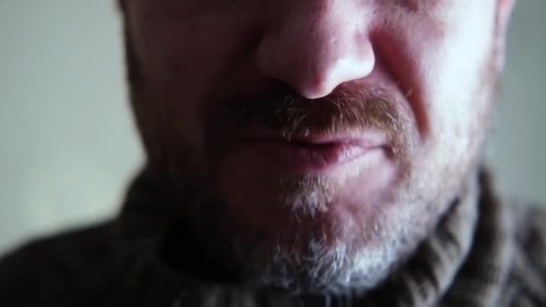 Homem Sem Barba Fala Agressivamente Close — Vídeo de Stock