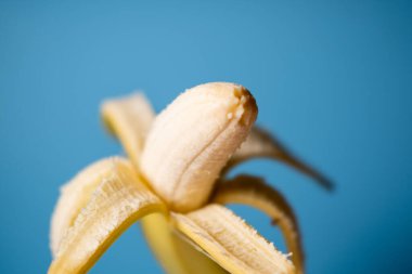 Muz, mavi arka planda ikiye bölünmüş. Vejetaryen yemeği..