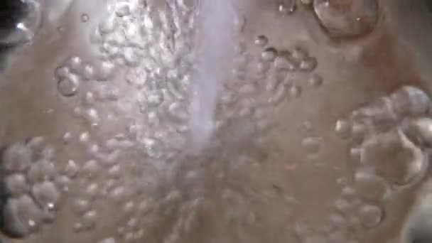 Νερό Χύνεται Στην Κατσαρόλα Από Βρύση Προετοιμασία Για Μαγείρεμα — Αρχείο Βίντεο