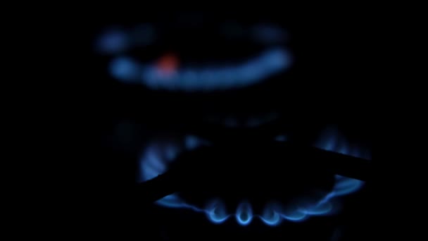 Zwei Gasbrenner Auf Einem Küchenherd Brennen Auf Schwarzem Hintergrund — Stockvideo