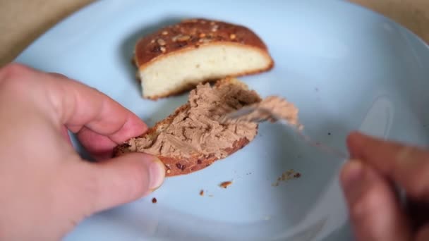 Untar Pan Con Paté Carne Plato Azul Cocinar Aperitivo Ligero — Vídeo de stock
