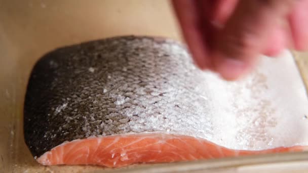 Espolvorear Trozo Salmón Crudo Con Sal Cocinar Pescado — Vídeo de stock