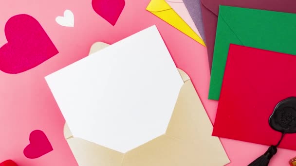 Buď Můj Valentýn Text Kusu Papíru Obálce Love Letter Statement — Stock video