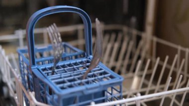 Kirli çatal ve bıçakları bulaşık makinesine yüklüyorum..