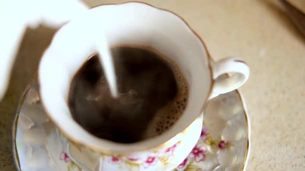 Latte Viene Versato Una Tazza Caffè — Video Stock