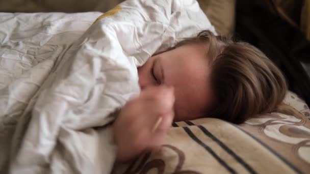 Alszik Nem Tud Felébredni Kezét Szeméhez Dörgöli Takaróval Takarja Magát — Stock videók