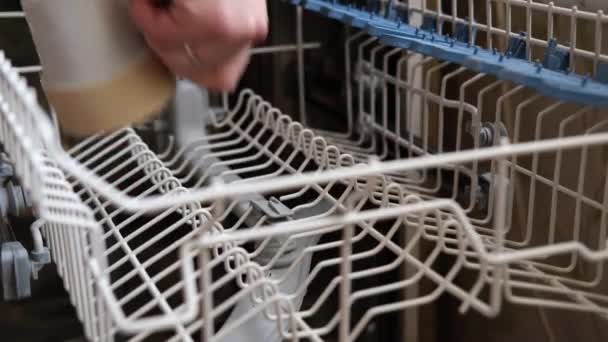 Завантаження Брудних Чашок Посудомийну Машину — стокове відео