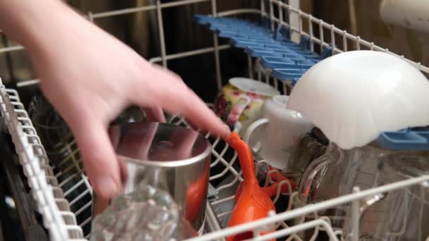 Adam Bulaşık Makinesinden Temiz Bulaşıkları Çıkarıyor — Stok video